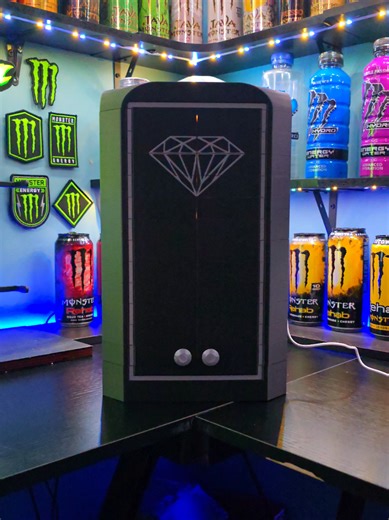 Happy Valentines Day Everyone! Some Monster Energy keychains in this amazing 3d printed jewlerey box, what is everyone doing today? Credit: @The Patient Maker #monsterenergy #energydrink #valentinesday #jewelrybox #3dprint @Monster Energy