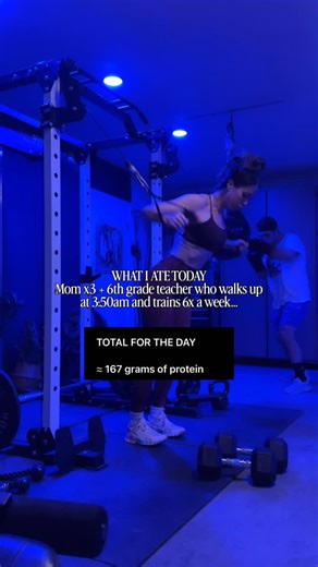 Teacher || Fitness || Lifestyle 🌿 on Instagram: "I’ve been asked so I finally made a WIEID! Hope it can help🫶🏼 DAILY PROTEIN BREAKDOWN (Intuitively eating NOT tracking macros) 1. Bloom Energy Drink 0 g protein 2. Breakfast – 4 eggs, 1 tbsp cottage cheese, salsa ≈ 26 g protein 3. 16 oz Vanilla Latte (whole milk) ≈ 13 g protein 4. Lunch 2 hard boiled eggs + rotisserie chicken + Chomps stick + Tillamook Colby Jack + grapes + Poppi ≈ 50 g protein MUSH Overnight Oats (banana peanut butter) 15 g pr