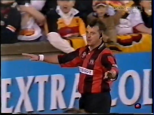 📅 | On This Day in 2002... 🏉 | Daniel Gartner pounced on a Deacs grubber to score in front of the raucous Bradford support in a 28-22 play off win at Knowsley Road! 📺 | The Full Game will be on BullsTV at 3:00pm! #StrengthInNumbers | Bradford Bulls RLFC