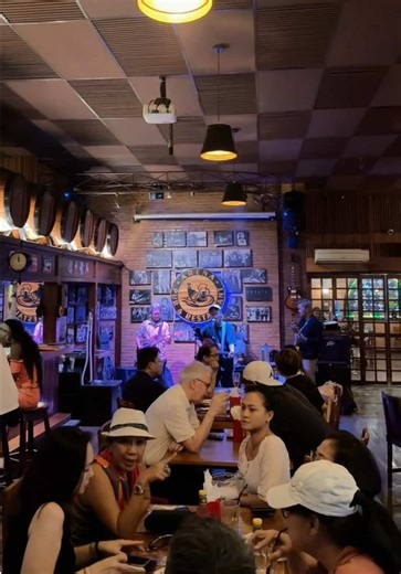 Laughter, lights, and great company. The perfect backdrop for an unforgettable dinner. Reserve your table now by click the link in our bio. @arenabali #arena #arenabali #arenapub #culinary #food