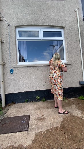 How do you clean your windows outside? I really need to find a window cleaner 😅 #windows #cleaning #cleantok #deepclean #satisfying #fyp #foryou #cleanwithme #cleaningmotivation #cleaningtips