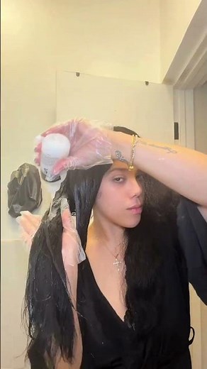 Color Oops Extra Conditioning is formulated without bleach for a gentler, hair-friendly color reset