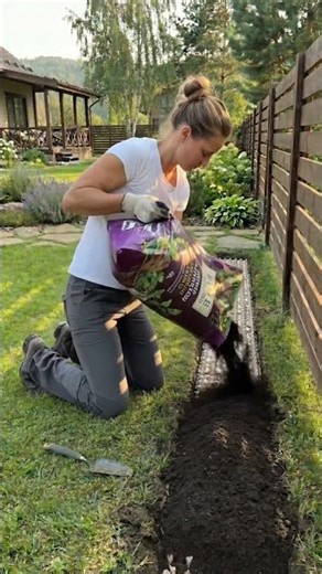 🧄🌿 Genius Garlic Trench Trick with Egg Cartons 🔥