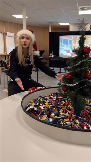 Exploratoriet on Instagram: "Nu så har vi gjort klart lekrummet som ska vara här hela jullovet. Det som man får göra är att programmera en snöskottare att hämta och lämna snö med hjälp av lego spike. Sen så kan man bygga och programmera med Lego essential och sist men inte minst så har vi tagit upp legobordet där man får sitta och bygga fritt🧡 Så tar er in hit under jullovet! Öppet alla dagar 11-16 förutom: Julafton Juldagen Nyårsafton Nyårsdagen"