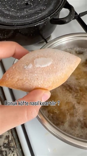 Zeliha’nın Mutfağı on Instagram: "Dondurucuda içli köfte varsa, günün kahramanı sizsiniz demektir! ✨ Ancak dondurucudan çıkar çıkmaz yağa atmak yerine uyguladığım küçük ama dev bir sırrım var: Püf Noktası: Köfteleri dondurucudan çıkardıktan sonra oda sıcaklığında 20-25 dakika kadar dinlendiriyoruz. Bu kısa bekleme süresi, köftenin dışındaki buz kristallerinin hafifçe yumuşamasını ve yağın içine girdiğinde şoka uğrayıp çatlamamasını sağlıyor. 💡 Ardından bol ve kızgın yağda altın sarısı olana kad