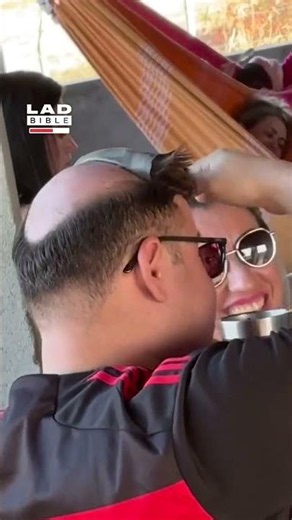 Man lifts toupee to scratch an itch 😂