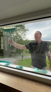 Vous avez tout essayé. Les traces reviennent toujours. Voici pourquoi : les outils bas de gamme n'éliminent pas 100% de l'eau. Ils l'étalent, c'est tout. AquaBLADE™ change la donne. Le design allemand breveté retire toute l'eau en un seul passage. La lame reste à l'angle parfait automatiquement. Le réservoir intégré récupère chaque goutte — aucun dégât, aucune coulure. Impossible de mal l'utiliser. ✅ Fonctionne sur vitres, parois de douche, pare-brise, miroirs ✅ Fabriqué en Allemagne (35 ans d'i