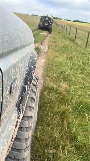 Who’s let the big boys out #td5mafia #td5 #offroad #muddy #greenlane #discovery #bigboytoys