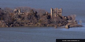 This collapsing castle on the Hudson River was once the storage site of a military surplus business. | Atlas Obscura