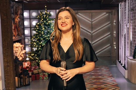 Kelly Clarkson's Soul-Stirring "O Come, O Come, Emmanuel" Is a Spiritual Experience