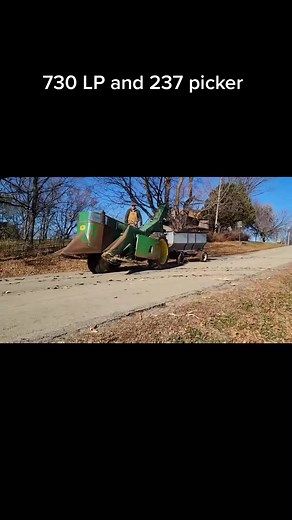 730 LP picking corn with the 237 and the kids riding along! #farminglife #collection #johndeere #foryou #fyp #farmtok #vintagefarming #twocylinder #farming #730 #corn | Jonh deere