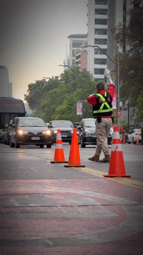 En Las Condes trabajamos constantemente por una comuna más segura, y la fiscalización de tránsito es una herramienta clave para lograrlo. Su impacto va más allá del tránsito: en muchas ocasiones, estas fiscalizaciones permiten detectar y detener a personas con órdenes de detención pendientes o antecedentes penales, aportando directamente a la seguridad general de la comuna. Gracias a nuestros equipos municipales de Seguridad y Tránsito por su trabajo coordinado junto a Carabineros. | Municipalid