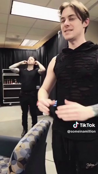 Falling In Reverse OLD TOUR VIDEO w Ronnie Radke - Ice bathing challenge - 2/2024 (PART) ❤️‍🔥❤️‍🔥❤️‍🔥❤️‍🔥❤️‍🔥❤️‍🔥❤️‍🔥 @ronnieradke #ronnieradke #fallinginreverse