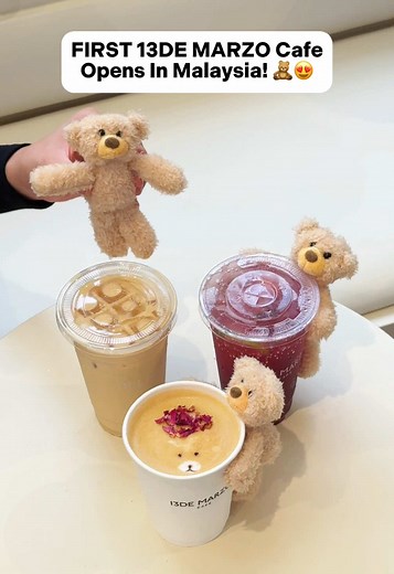 First 13DE MARZO Cafe Opens in Malaysia! 🧸😍 . 📌 Spot 13 De Marzo at Pavilion KL, a newly opened café that serves every drink with an adorable tiny bear on the side! The best part? You get to take them home! 😍 . 【 13De Marzo @ Pavilion KL 】 📍 Lot C3.10.04, Level 3, Pavilion Kuala Lumpur ⏰ 10am – 10pm . #13demarzo #pavilionkl #klcafe #newcafeKL #malaysia