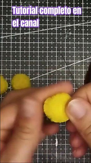 How to make a bee from pipe cleaners 🐝 #pipecleaners #crafts #eternalflowers #diy