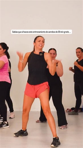 ¿Sabías que en solo 30 minutos de Aerobox puedes transformar tu energía? Es una clase de quema grasa total, donde lo das todo, trabajas piernas, brazos, abdomen y glúteos, y encima ¡te lo pasas genial! 😍 Durante la sesión, tu cuerpo quema calorías a tope, se disparan las endorfinas de la felicidad 😄 y terminas con esa sensación de ¡ lo he dado todo y me siento increíble! Prepárate para sudar, reír y sentirte más fuerte. 🔥 Este domingo tendrás la clase completa GRATIS en mi canal de YouTube. N