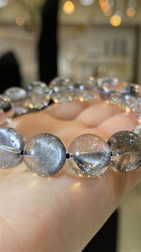 スリーエイト★スタッフ | ❤️‍🔥新春スーパーセール❤️‍🔥 1月3日(土）13時からのライブ配信にて、 《プラチナルチルクォーツ》ブレスレットをご紹介します💖 高品質のプラチナルチルクォーツが 新春スーパーセール特価で登場❤️‍🔥 しゃちょーのアカウント @three_eight_38... | Instagram