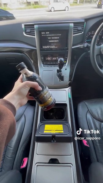 トヨタ純正システムコンソールのご紹介👀 撮影車両：ヴェルファイア20後期 使用時は飲料が熱くなったり冷たくなったりしますので、ケガやヤケドに注意しましょう✨ ・････━━━━━━━━━━━━━････・ #ミニバン専門店アイカー #ミニバン専門店アイカー_豆知識 #ミニバン#システムコンソール #クールホットボックス #保冷 #保温 #ペットボトル収納 #車収納 #車収納アイテム #車好き #車好きな人と繋がりたい