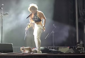 VÍDEO: Vocalista faz xixi no rosto de fã em show e banda pede desculpa