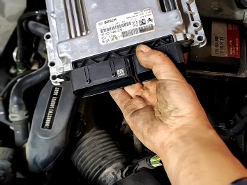 标致车系亮发动机故障灯，故障码P0606怎么解决