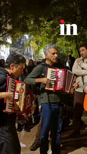 in.gr on Instagram: "Κόσμος που έχει καταφέρει να περάσει τον αστυνομικό φραγμό στα Εξάρχεια και να φτάσει στο μνημείο του Αλέξανδρου Γρηγορόπουλου, τραγουδά το «Ακορντεόν». 🎥 Αλέξανδρος Γαστεράτος @alex.gasteratos #ingr #innews #Γρηγοροπουλος #μνημειο"