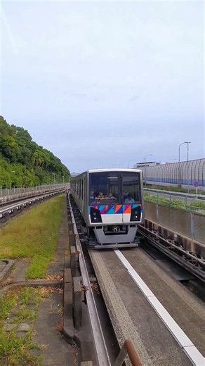 並木北駅(ZACROS前)に入線する2000型 44編成標準塗装