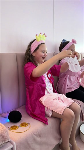 Spa bus magic in action 💅🏼🪩 #pamperparty #pamperbus #girlsbirthdayparty #girlsday #surrey