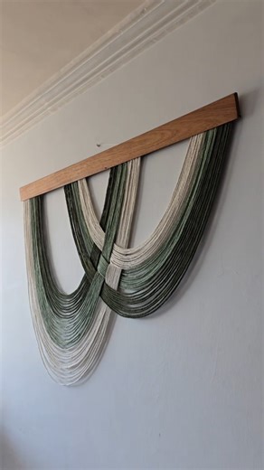Macrame • Materiales macrame • Decoración • hogar • Arte textil on Instagram: "Tapiz Lazos ✨️ Tapiz de pared • decoración interior hecha con fibras textiles de Amity macramé 💕 Cuadro para pared o aplique de pared 🫡 Este tapiz hecho con hilos de amity macrame crea una decoración perfecta para tu sala o dormitorio, hecha con los mejores acabados y detalles a pedido de nuestra clienta ✨️ Envíos a todo el Ecuador. #amitymacrame #macrame #emprendimiento #textileart #interiordesign #diseñointerior #