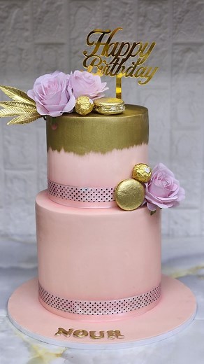 Two layer birthday cake with macaroons and flowers #goldtouch #2layercake #apolocake #dubaicake #macaroons #like #dubai🇦🇪 | Apolo cake