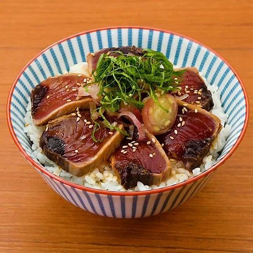 生カツオから作る！ カツオのたたきの漬け丼のレシピ動画・作り方 | デリッシュキッチン