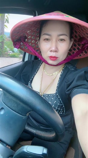 Traditional Hat Fashion: Driving in Style