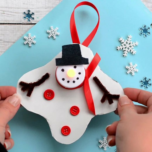 Melted Snowman Ornament using tea lights...these look so pretty on the tree! https://www.iheartartsncrafts.com/melted-snowman-tea-light-ornament/ | I Heart Arts n Crafts
