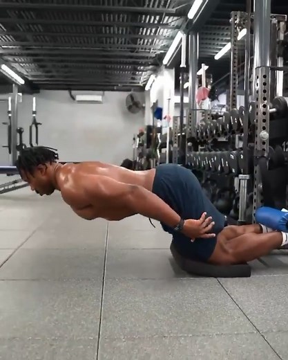 296K views · 1.9K reactions | This workout from NFL star Myles Garrett AMAZES ME 勞 (via myleslgarrett/TW) | Overtime | Facebook
