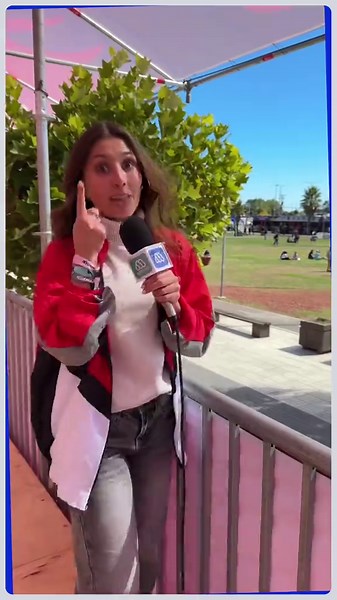 El @festival_rec se vivió desde un lugar privilegiado: la terraza de @cervezaescudocl, un espacio en donde los asistentes pudieron relajarse, compartir y participar en concursos mientras esperaban los shows que marcaron el inicio del festival y que deslumbraron a los fanáticos del rock en Concepción. Conoce más en el video de @sofivillavicencio_🎥 .