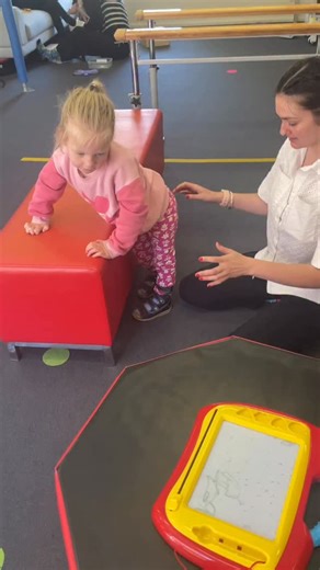 ✨ Shelby’s School Holiday Intensive ✨ Shelby recently completed a two-week Physio and Exercise Physiology Intensive — focusing on strength, balance, confidence, and independence through fun, play-based therapy. Her goals for this block included: 🏃‍♀️ Cruising along walls and surfaces with control 🚶‍♀️ Taking independent steps between furniture 🌈 Walking up an incline using her walker Each goal came to life through creative, goal-based activities — from cruising on sensory mats and balance bea