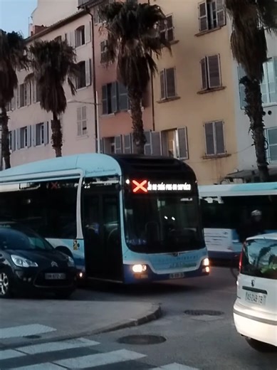 un Man lion's 🦁 city A21 hybride en HLP sortant le la Base Navale de Toulon 🦁 c'est les seuls man su réseau de Toulon car la conduite est trop basse peut-être une nouvelle version un jour avec la conduite haute #Toulon #reseaumistral #hybride #man #HLP