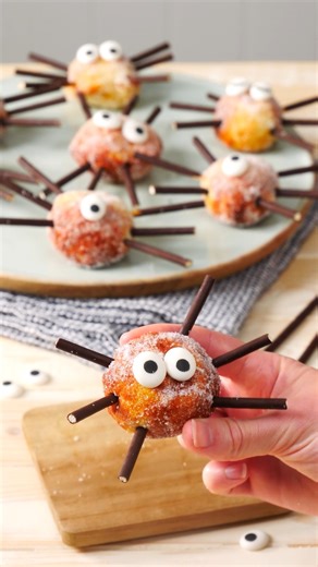 Spinnen, die man wirklich mag: Quarkbällchen aus dem Airfryer! 🍩🕷️ Perfekt für Halloween und super schnell gemacht! Zutaten (für 12 Stück): 1 Ei (Größe M) 125 g Speisequark (20 % Fett i. Tr.) etwa 4 EL (40 ml) Speiseöl, z. B. Rapsöl Zum Verzieren: einige Mikado® Dr. Oetker Zuckerschrift mit Schokoladengeschmack Dr. Oetker Zuckeraugen Zubereitung: Backpapier für den Airfryer zuschneiden und einen Bogen einlegen. Backmischung, Ei und Quark mit einem Mixer zu einem glatten Teig verarbeiten. 2 EL 