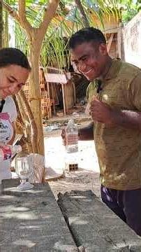 brincadeira com copo e agua