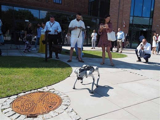 Łódź. W Specjalnej Strefie Ekonomicznej wystartował program SPARK 3.0. Pokazano skonstruowanego w Łodzi "mechanicznego psa" ZDJĘCIA/FILM