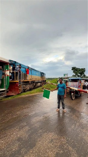 Have you ever seen a railway gate managed this smoothly? #TrainSpotting #RailroadCrossing #RailFans