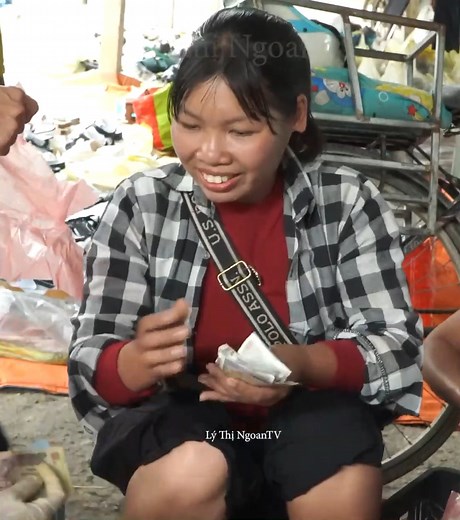 60K views · 1.4K reactions | #667 Traditional Banh Tet.Cylindrical sticky rice cake - the life of a single mother raising two children | BABY video | Facebook