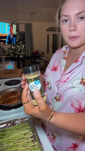 Salmon Salt,pepper,paprika 1 tbsp minced garlic 3 tbsp water 3 tbsp soy sauce 1 tbsp siracha 1/2 cup honey 2 tbsp lemon juice 3 tbsp butter Olive oil | Sarah Perkins