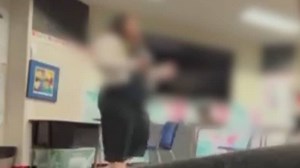 صورها طالب سرًا.. شاهد ما فعلته معلمة داخل فصل دراسي أمام الطلاب والفيديو يتسبب بطردها