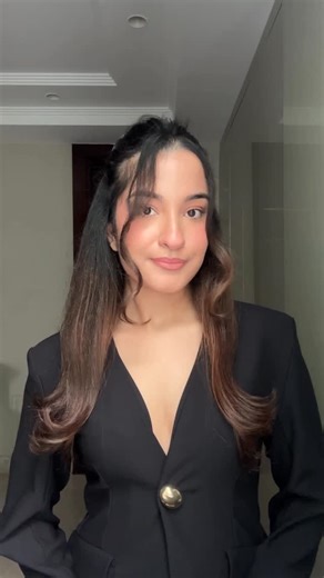 Leepika Arora on Instagram: "Here’s some hairstyle inspiration for the Holiday Season 🎅🏻🎄 Using my all time favourite @dyson_india Airwrap i.d. 🤌🏻 for that perfect voluminous look without damaging my hair ✨ #StyleWithDyson #DysonIndia #MyAirwrapStyle #GoodbyeExtremeheat #DysonExperience"