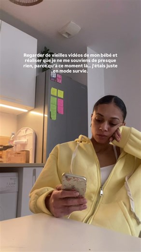 Je suis retombée sur des vidéos de mon bébé… Et j’ai réalisé que j’avais presque tout oublié. Pas parce que ça comptait pas. Mais parce que j’étais en mode survie. À essayer de tout gérer. Gérer deux bébés. La maison. La fatigue. La charge mentale. Essayer de tenir. Essayer de faire “comme il faut” Mais c’est pas que je gérais mal. C’est que je gérais TROP. Et même parfois du pas nécessaire. Si tu ressens ça aussi sache une chose : C’est pas toi le problème. Tu portes juste beaucoup. Et personne