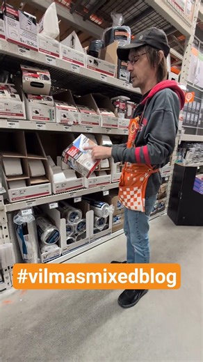 very helpful store assistant #helpful #helpinghands #store #salesperson #associate #shopping