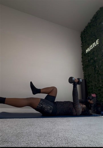 These are my top 3 ab exercises to build a strong core at home. Just grab your dumbells and mat The Workout: Repeat 30 secs x 4 round 1. Bicycles to 90 degree crunch 2. Deadbug 3. Hollow (HOLD) #homeworkout #personaltrainer #abs