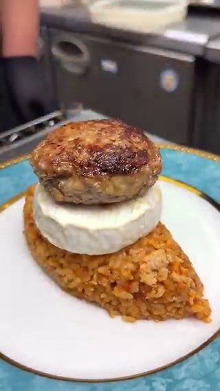 日本一に輝いたオムライス🍳『さん太』目の前でぱっかーんしてくれる半熟とろとろオムレツに、ハンバーグ、カマンベールチーズが丸々1個のってる🤤愛知で人気のお店ですが4/16〜29まで新宿高島屋で食べられます！