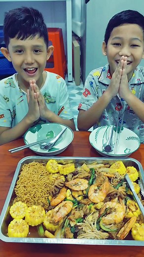 ညီအကိုတွေ food vlog တွေပါရိုက်နေကြပါပီ😂 #myanmartiktok🇲🇲🇲🇲 #foryou #fyp #everyone