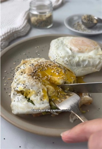Your new favourite homemade seasoning: Everything Bagel! 🥯 All you need is: 1 tbsp poppy seeds 1 tbsp white sesame seeds 2 tsp garlic powder 2 tsp dried minced onion ½ tsp salt Find the full recipe my favourite ways to use this seasoning on my website! #everythingbagel #everythingbagelseasoning #seasoning #herbs #seasoningblends #homemadeseasoning #spicesandherbs